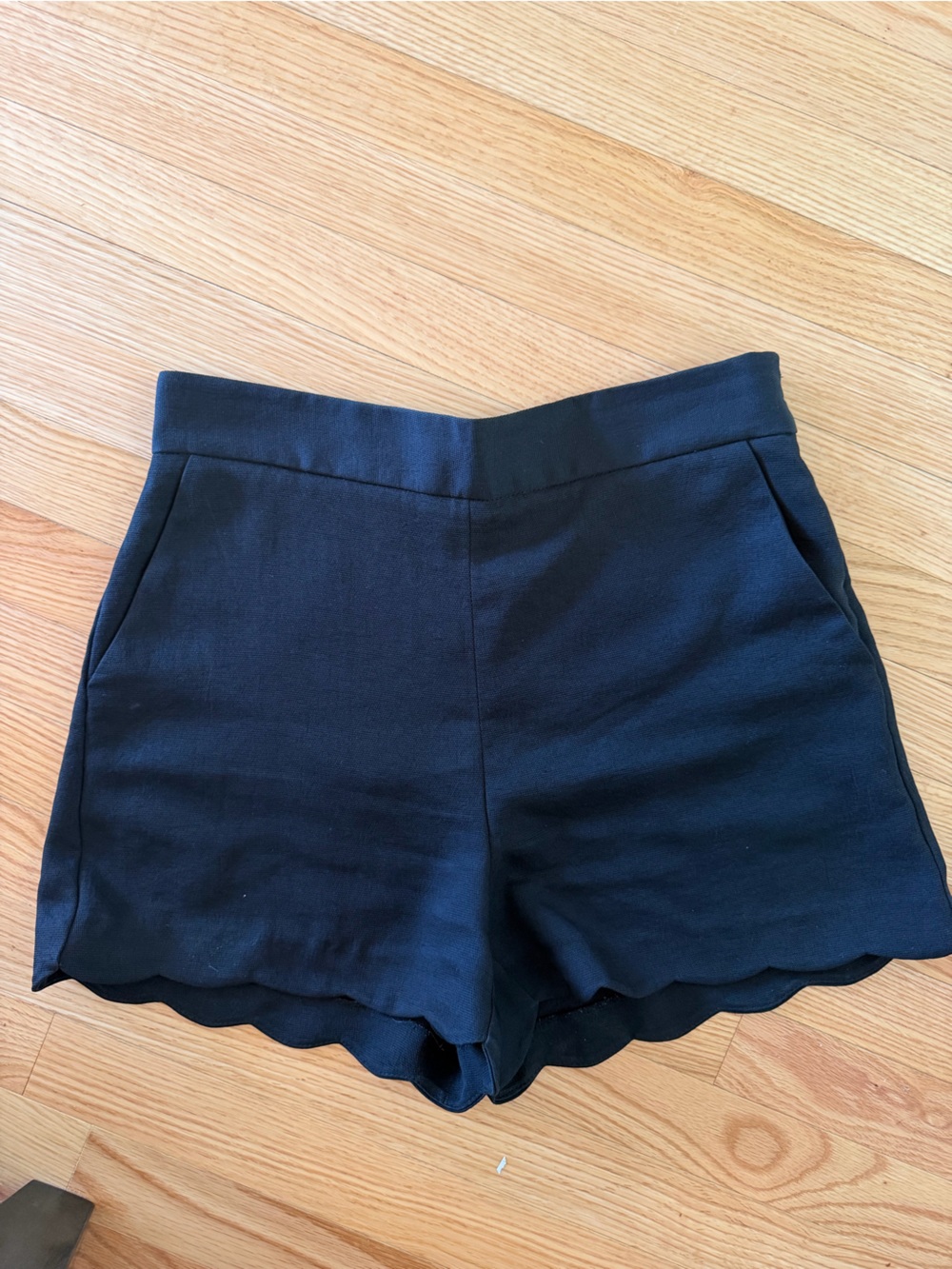 Wilfred high waisted shorts with a scalloped hem